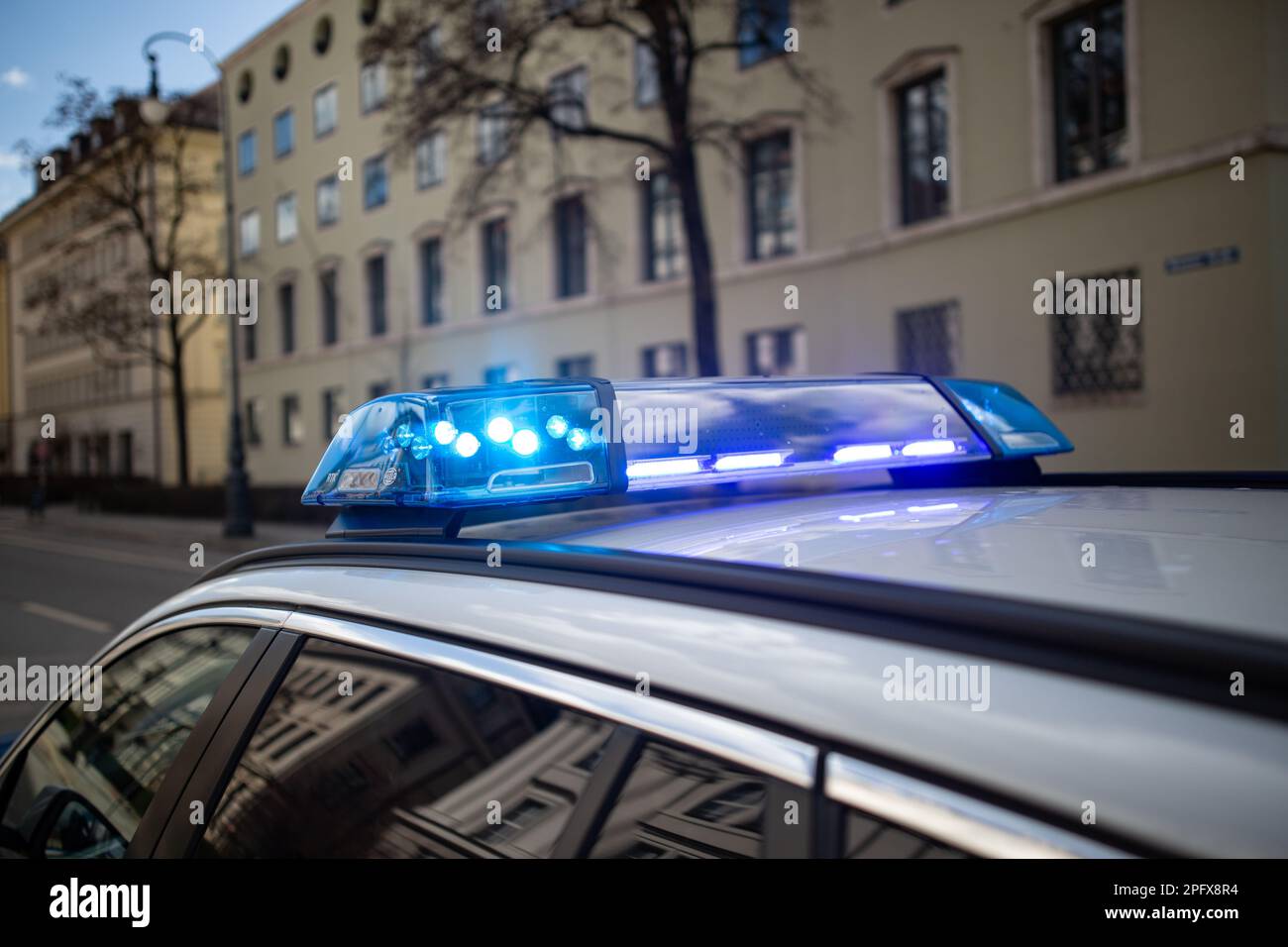 München, Deutschland. 19. März 2023. Polizeiauto während einer Polizeioperation mit Blaulicht in München. (Foto: Alexander Pohl/Sipa USA) Guthaben: SIPA USA/Alamy Live News Stockfoto
