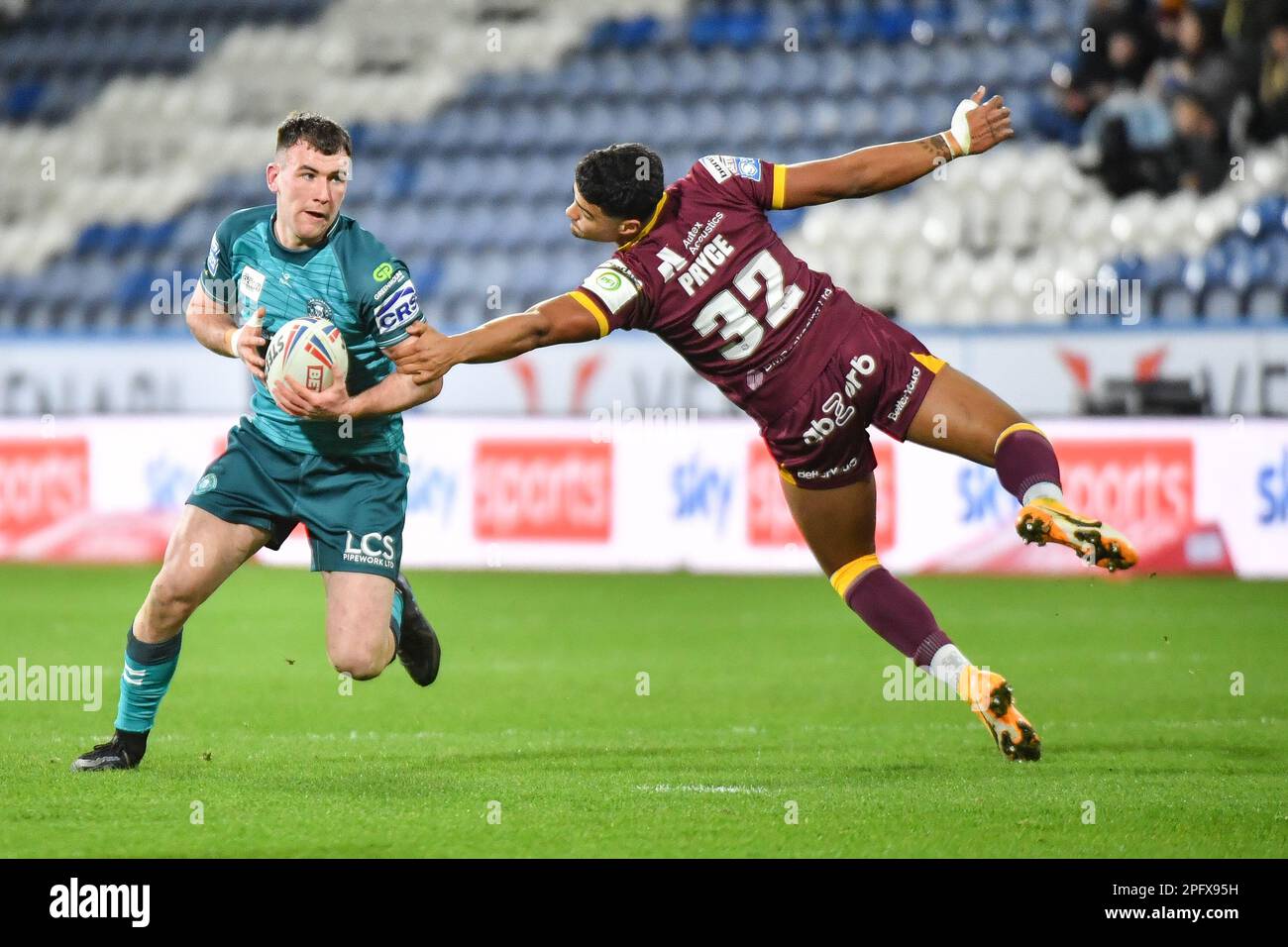 Huddersfield, England - 17. März 2023 - Harry Smith von Wigan Warrior dreht sich um will Pryce (32) von Huddersfield Giants. Rugby League Betfred Super League Runde fünf, Huddersfield Giants gegen Wigan Warriors im John Smith's Stadium, Huddersfield, Großbritannien Stockfoto