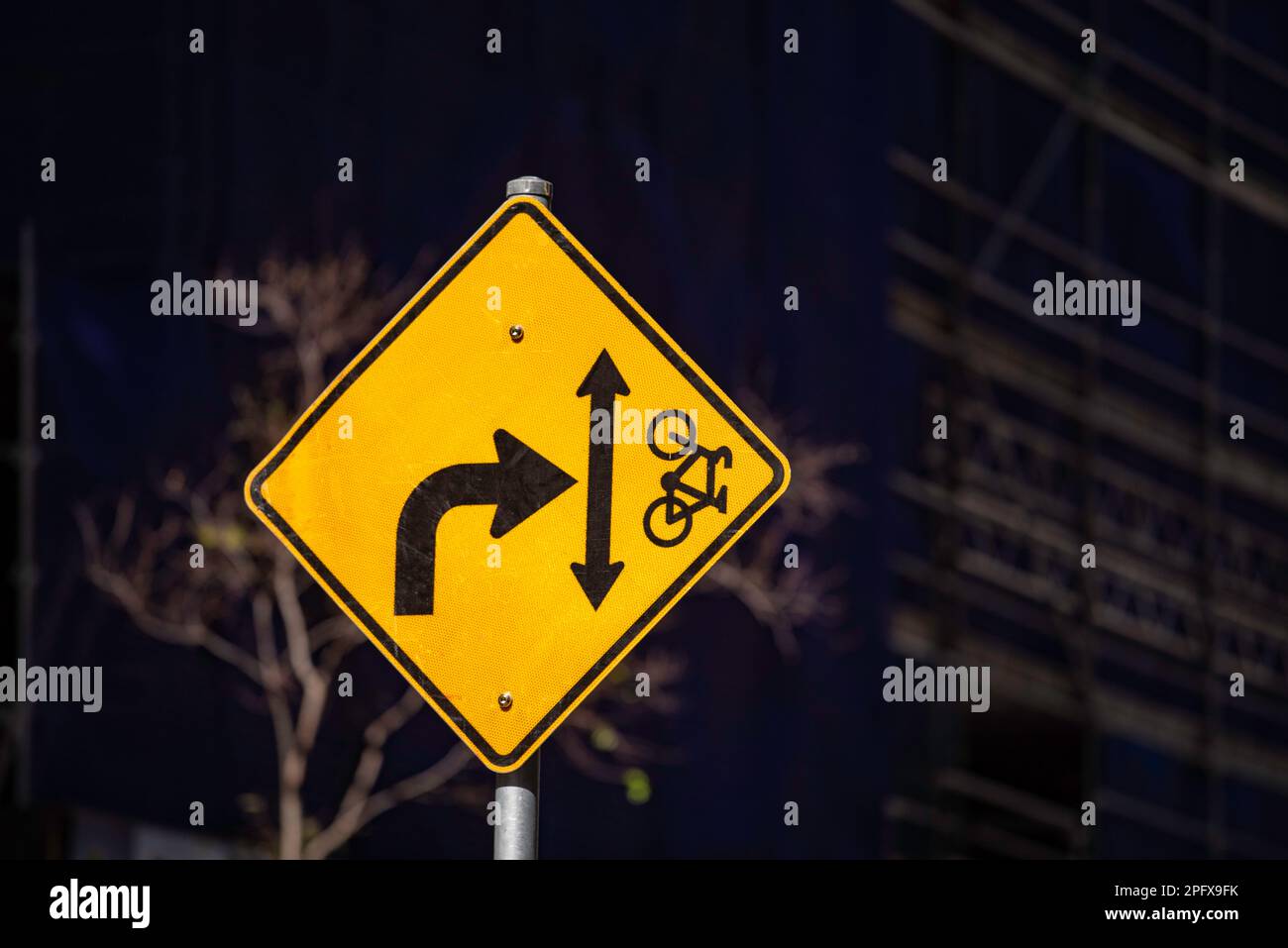 Ein komplexes und skurriles Verkehrsschild mit einer Radspurüberfahrt für Fahrzeuge in Sydney City, New South Wales, Australien Stockfoto