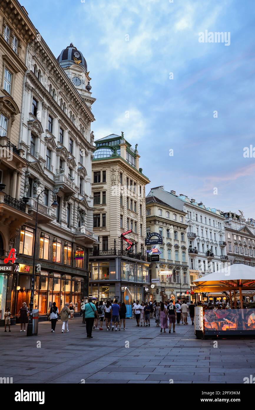 Wien, Österreich - 16. August 2022: Graben-Straße am späten Nachmittag in Europa. Europäische Stadt mit Touristen im Sommer. Stockfoto