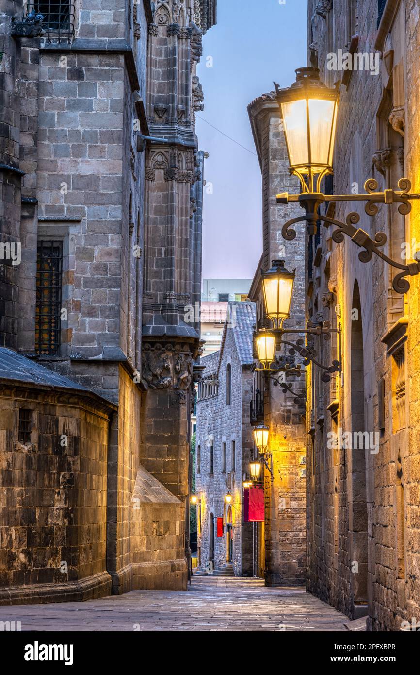 Kleine Gasse im berühmten gotischen Viertel von Barcelona bei Sonnenaufgang Stockfoto