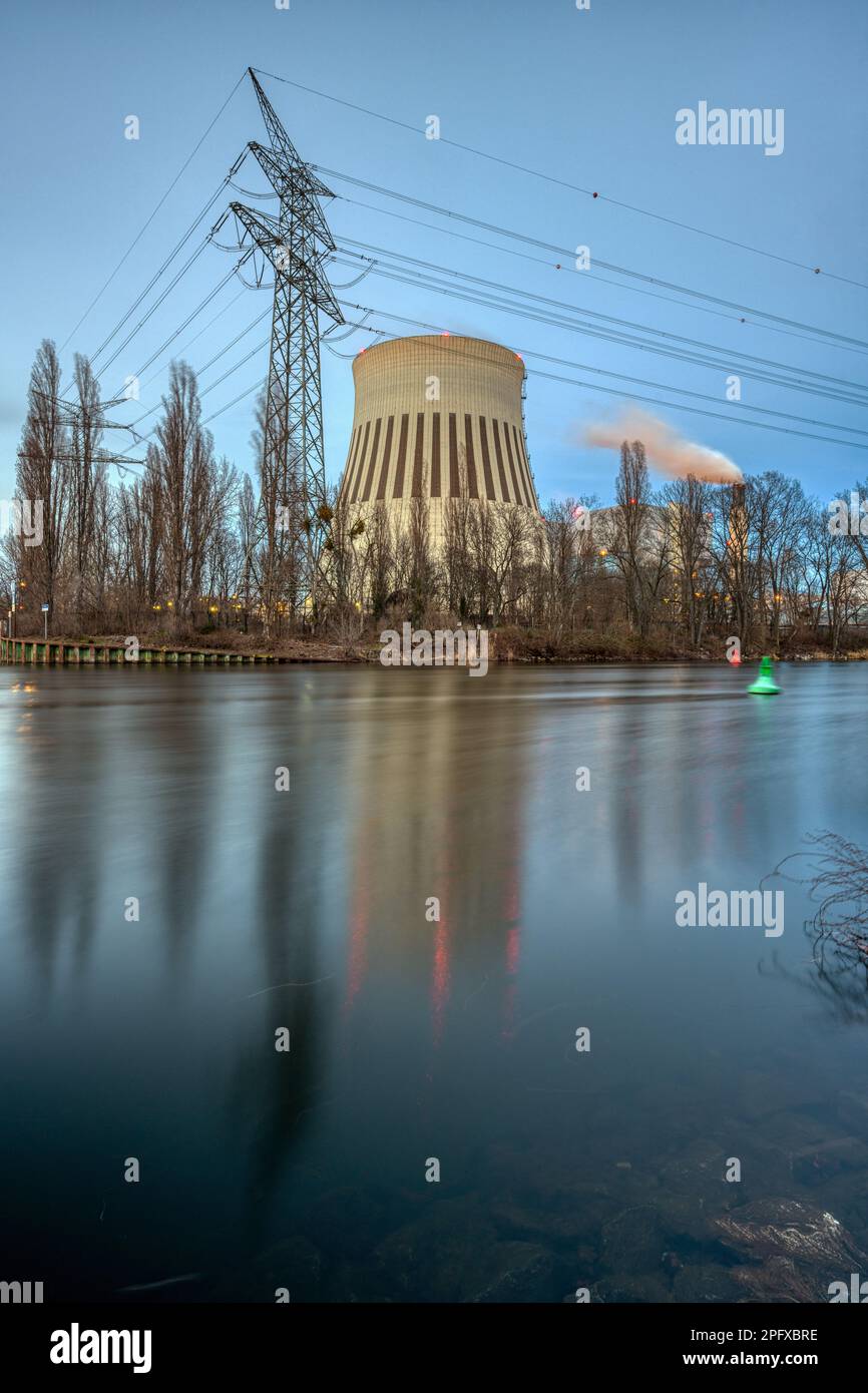 Ein Kraftwerk in Berlin in der Dämmerung mit der Spree Stockfoto