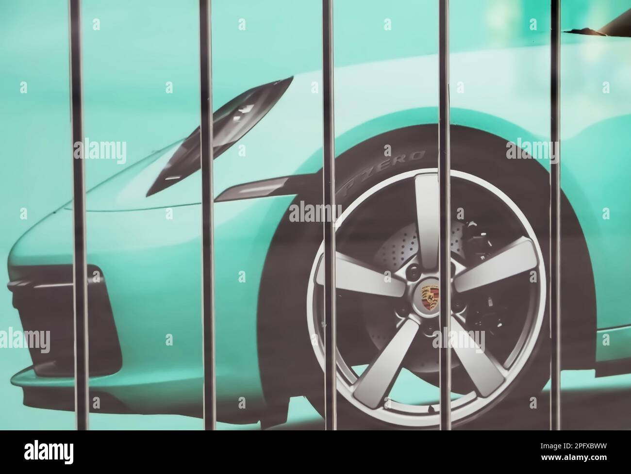 Porsche-Design-Uhren-Werbespot in einem Geschäft Stockfoto