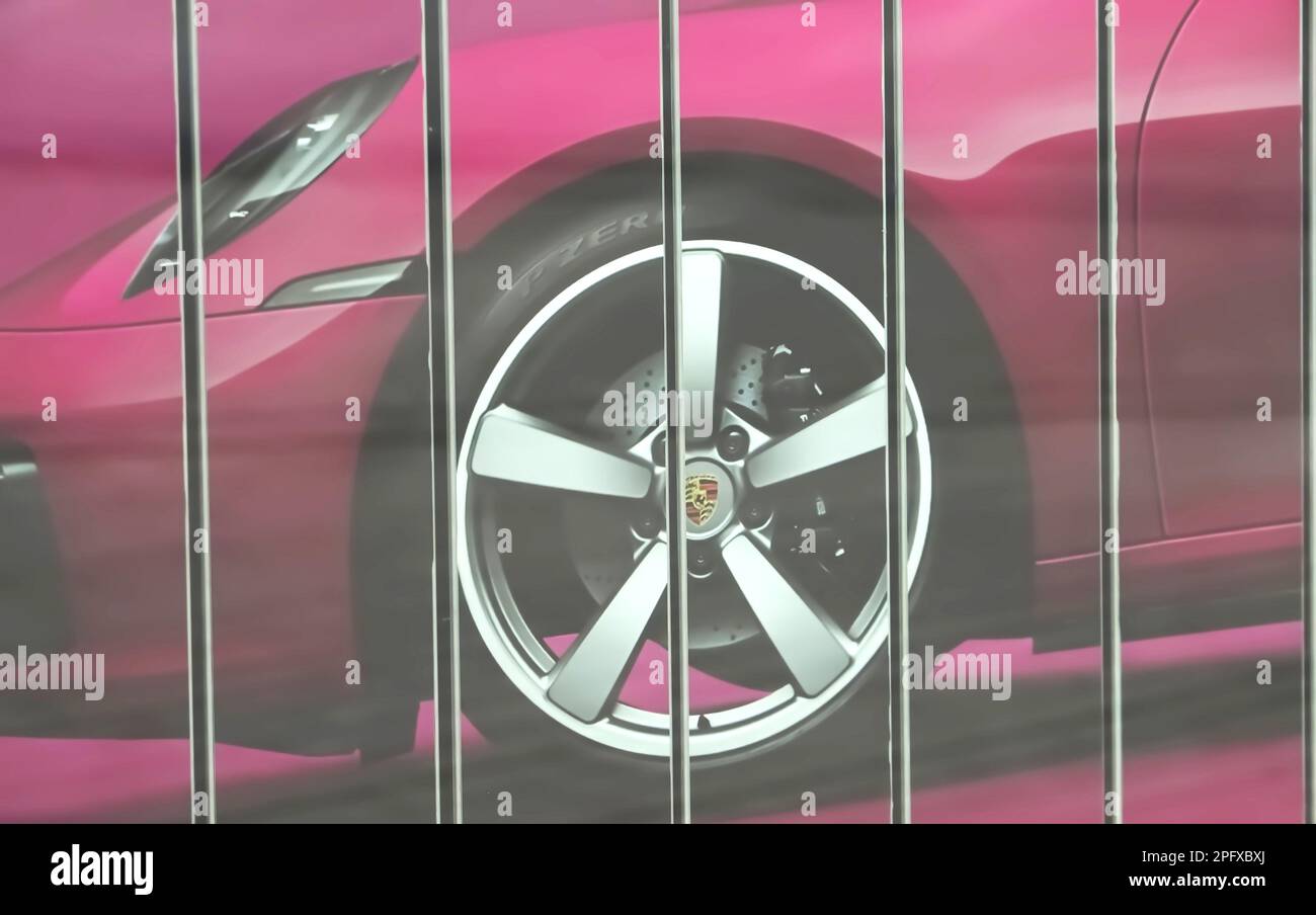 Porsche-Design-Uhren-Werbespot in einem Geschäft Stockfoto