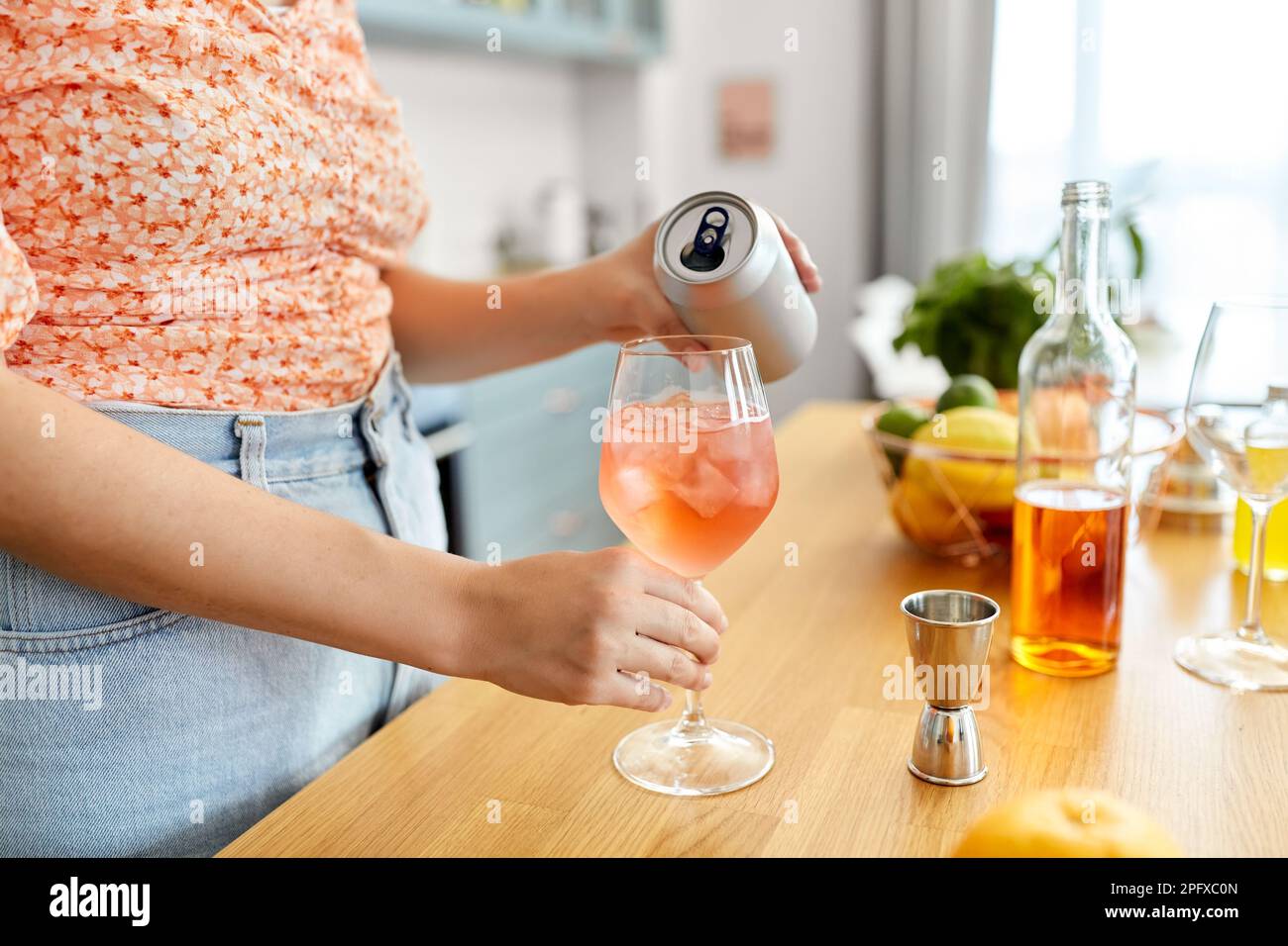Frau, die in der Küche zu Hause Cocktailgetränke zubereitet Stockfoto