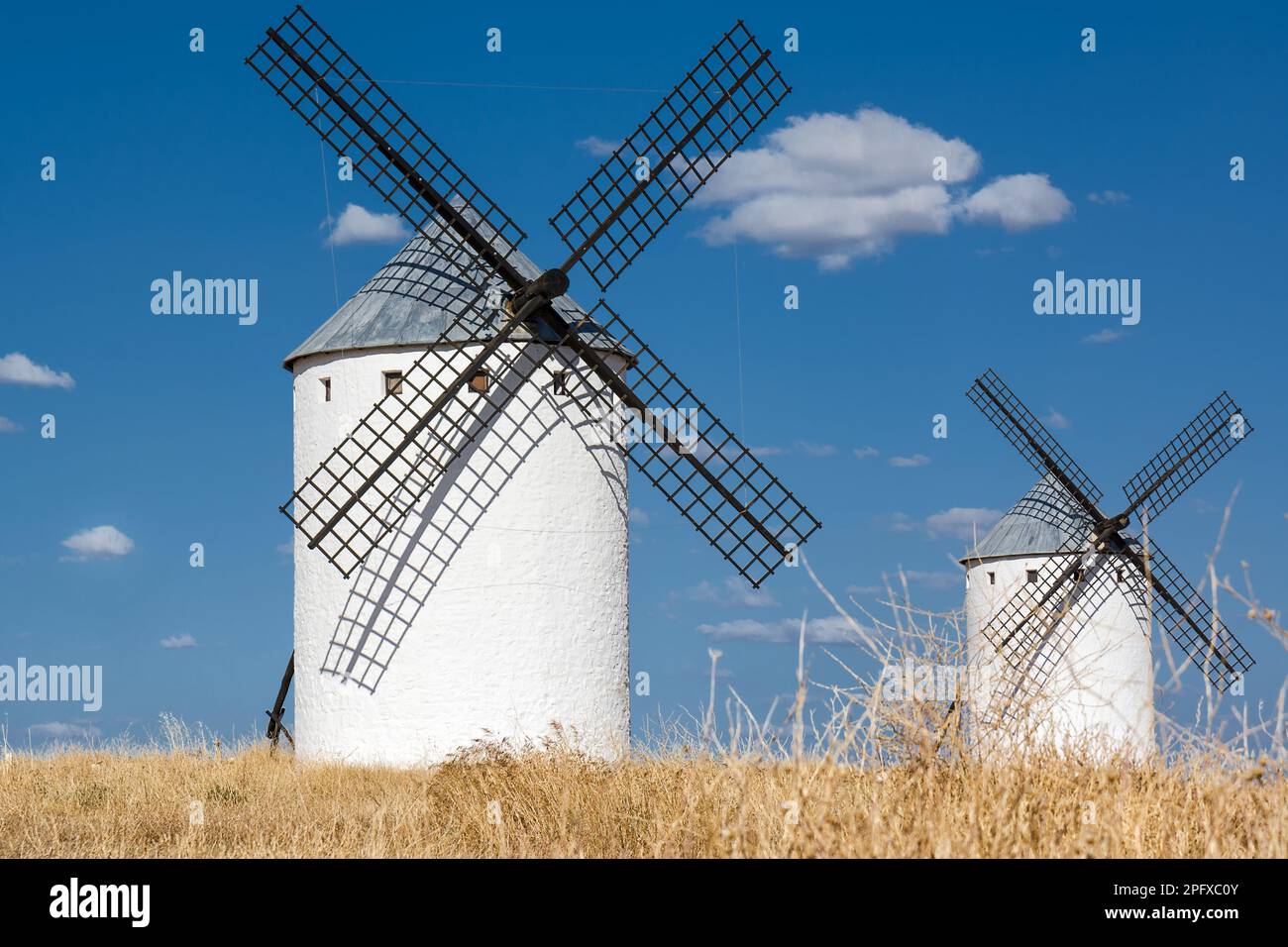 Zwei antike Windmühlen in Campo de Criptana, definiert in Cervantes' Don Quijote „die Riesen“ Stockfoto