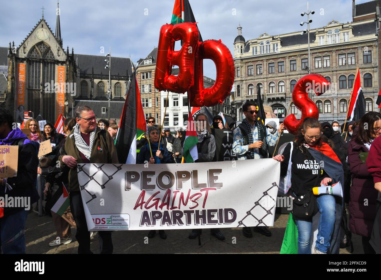 Amsterdam, Niederlande 18. März 2023.das Komitee vom März 21 organisierte die jährliche Demonstration/Manifestation im Rahmen des "Internationalen Tages gegen Rassismus und Diskriminierung".Eine große Gruppe marschierte vom Damplatz zum "Dokwerker"Tatue. Stockfoto