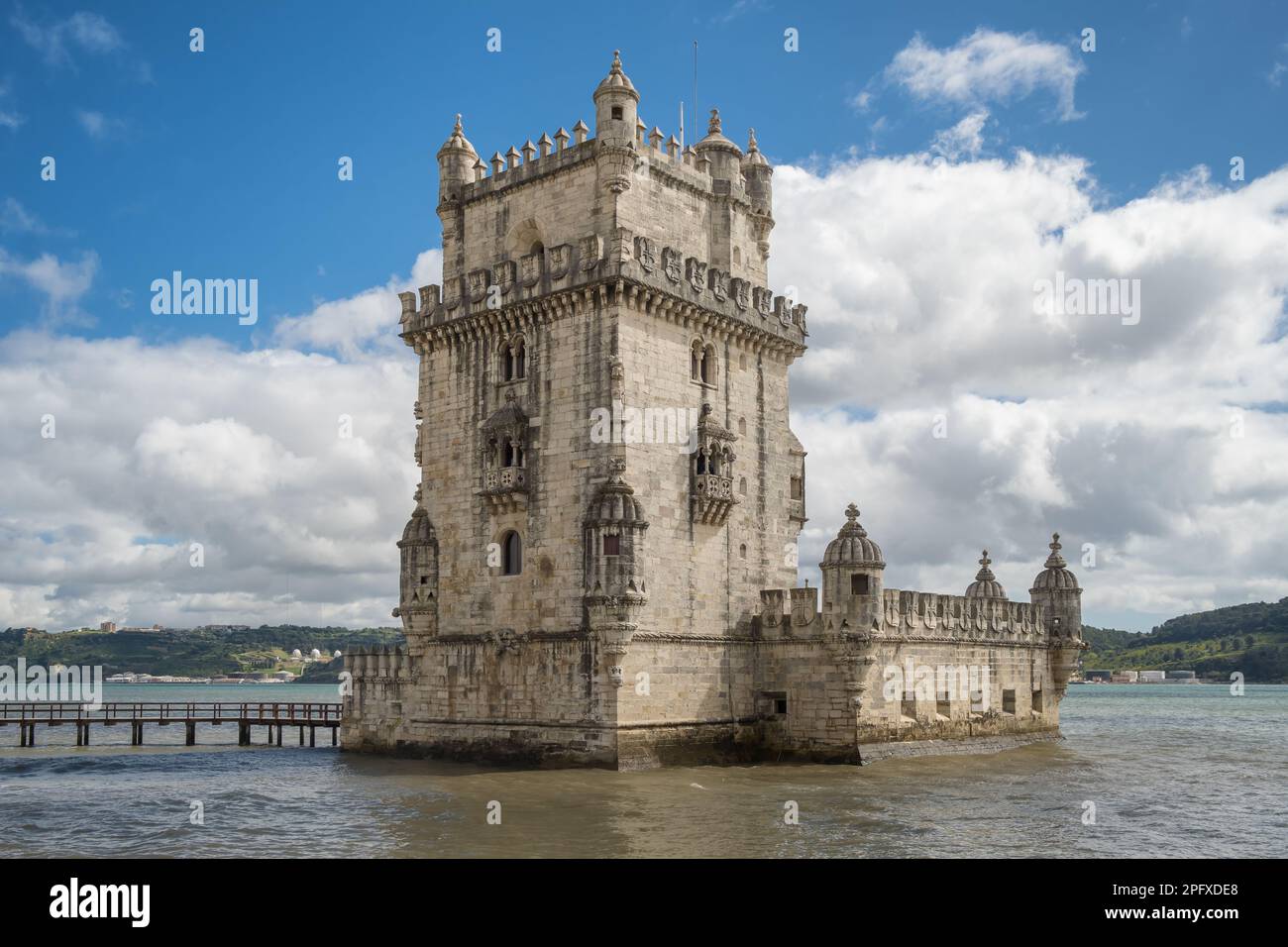 Der Belém-Turm am Ufer des Flusses Tejo in Lissabon am sonnigen Tag in Portugal Stockfoto