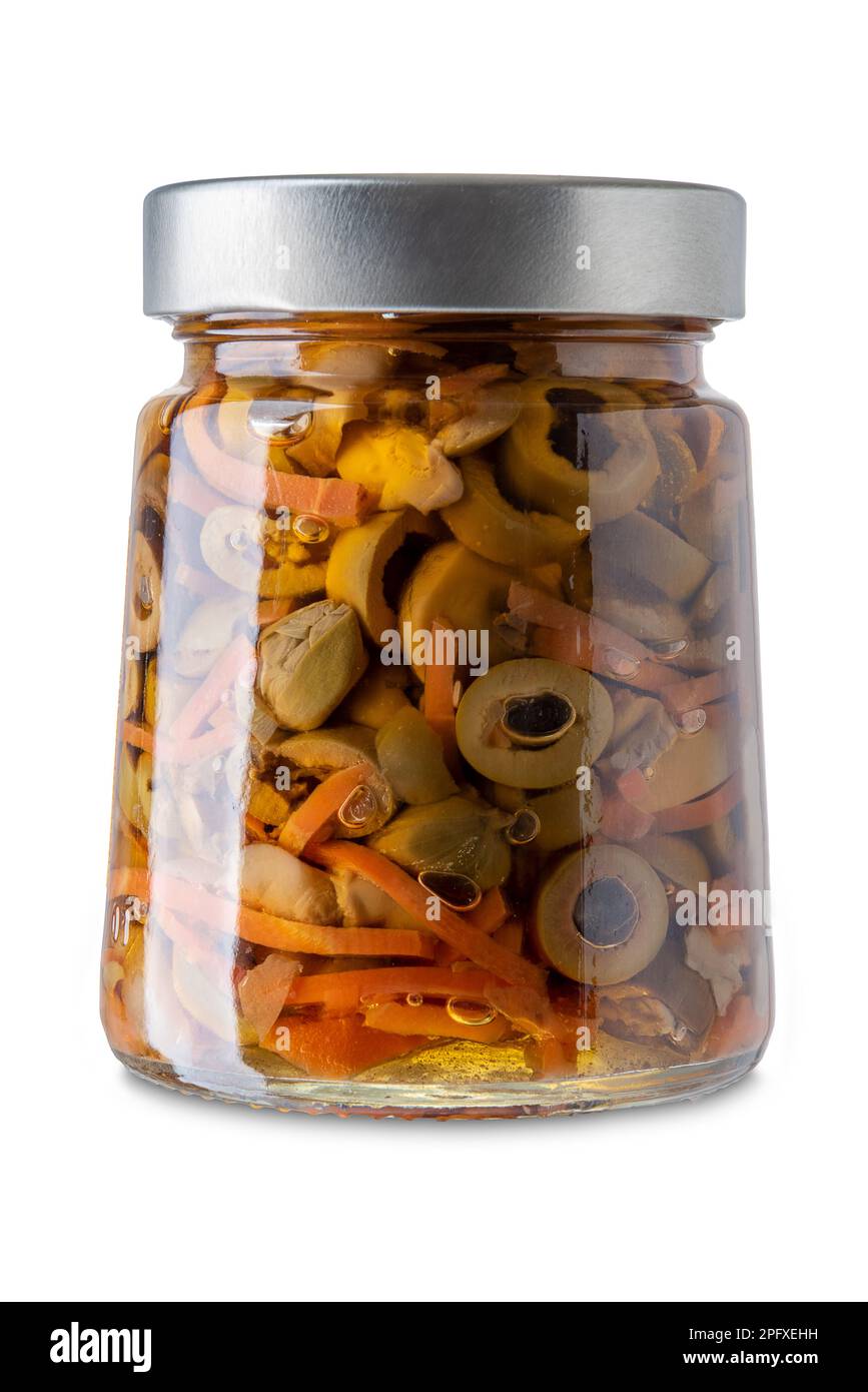 Gemüse-, Pilz- und Olivensauce für Nudelsalat im Glasgefäß, isoliert auf Weiß, mit Schneideweg im Preis inbegriffen Stockfoto