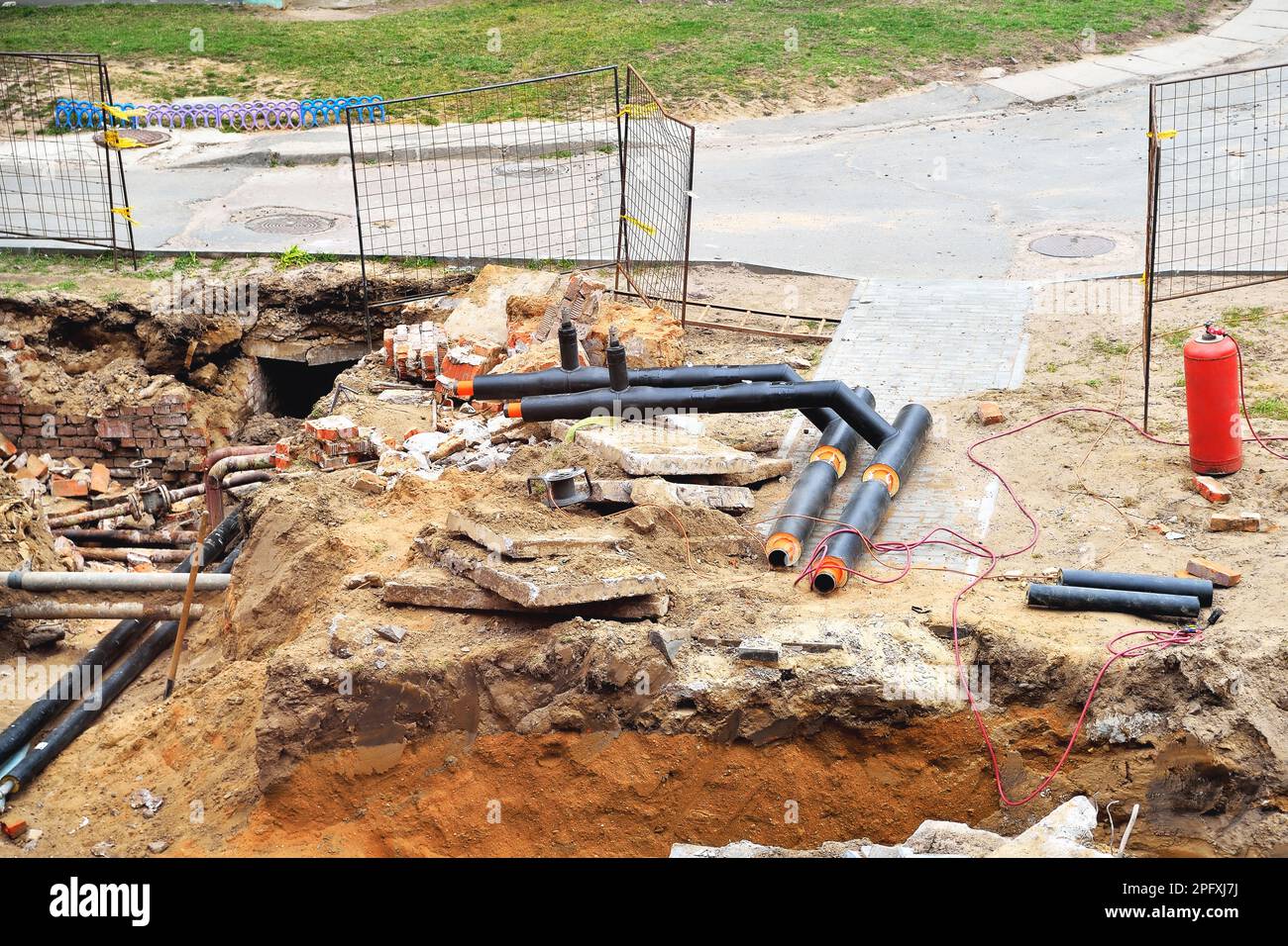 Rohrleitungsunfall, Austausch alter Notleitungen der Wasserversorgung und Heizung, Nahaufnahme, selektiver Fokus, Kopierraum Stockfoto