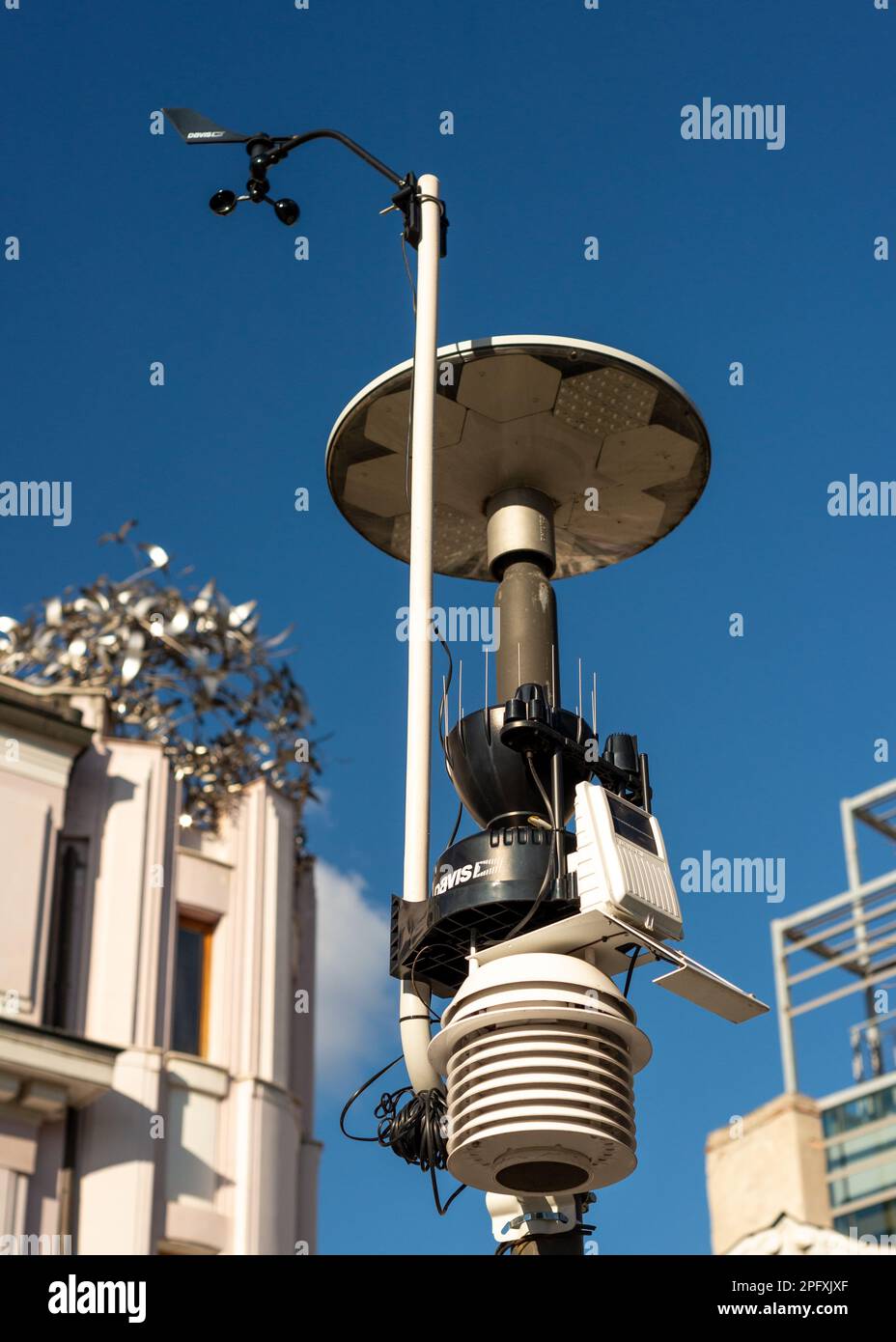 Wireless Vantage Pro2 ISS Davis Luftqualitätsüberwachungssystem Wetterstation in der Innenstadt von Sofia, Bulgarien, Osteuropa, Balkan, EU Stockfoto