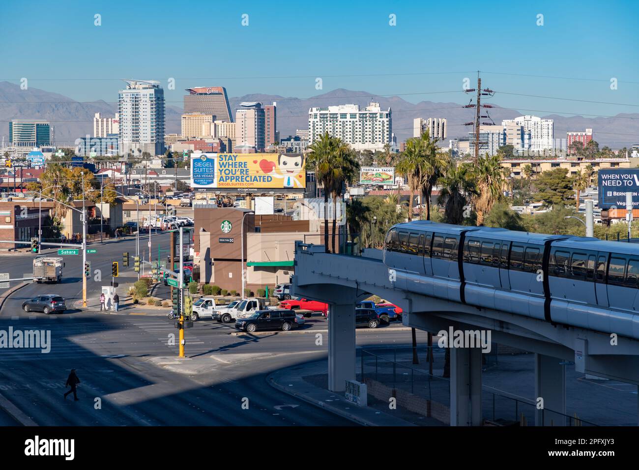 Ein Bild der Las Vegas Monorail an der East Sahara Avenue. Stockfoto