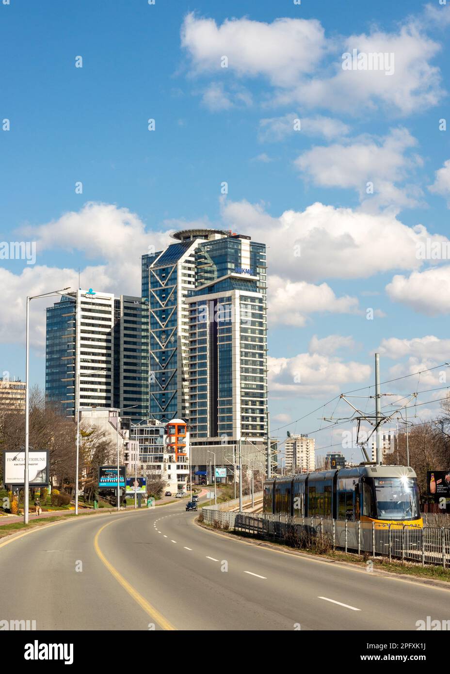 Blick auf das Büro und die Wohngebäude des Millennium Centre vom Bulgaria Boulevard in der Innenstadt von Sofia, Bulgarien, mit Kopierbereich Stockfoto
