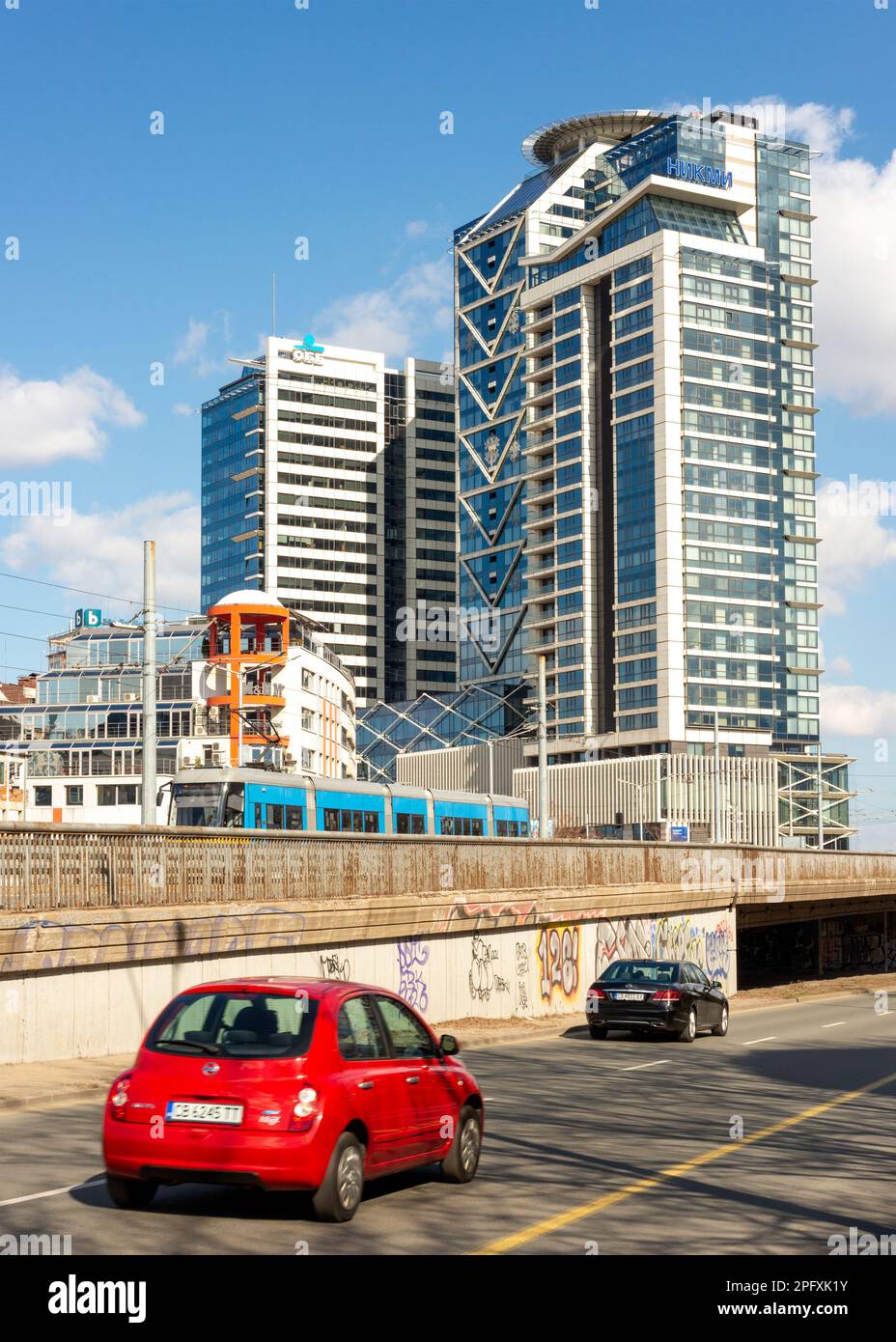 Blick auf das Büro und die Wohngebäude des Millennium Centre vom Bulgaria Boulevard in der Innenstadt von Sofia, Bulgarien Stockfoto