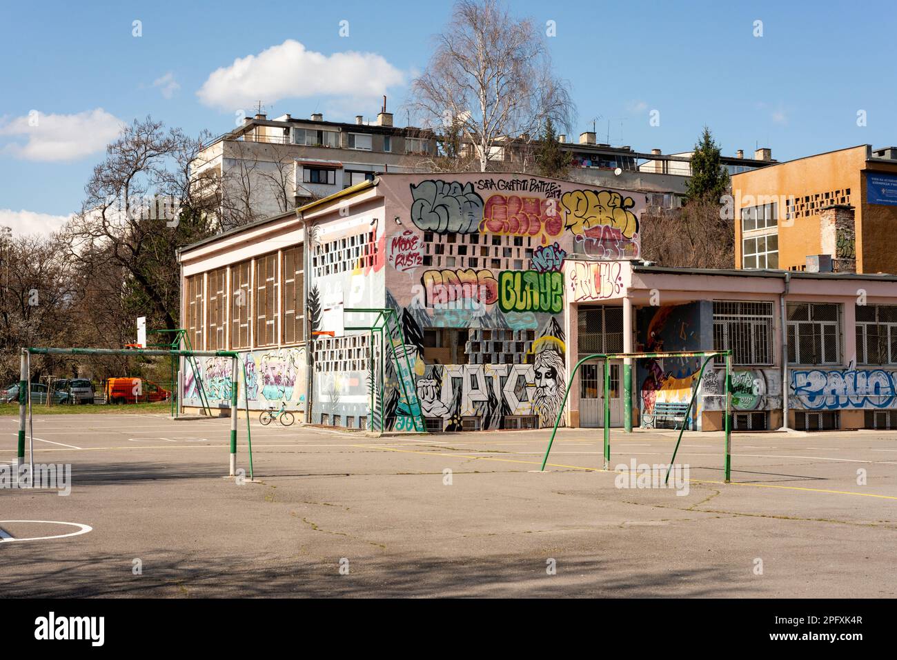 Leerer Schulhof und Graffiti-Schulfassade in Sofia, Bulgarien, Osteuropa, Balkan, EU Stockfoto