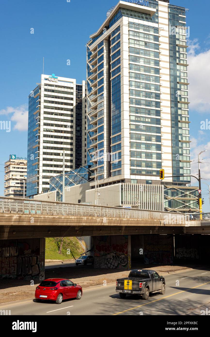 Blick auf das Büro und die Wohngebäude des Millennium Centre vom Bulgaria Boulevard in der Innenstadt von Sofia, Bulgarien Stockfoto