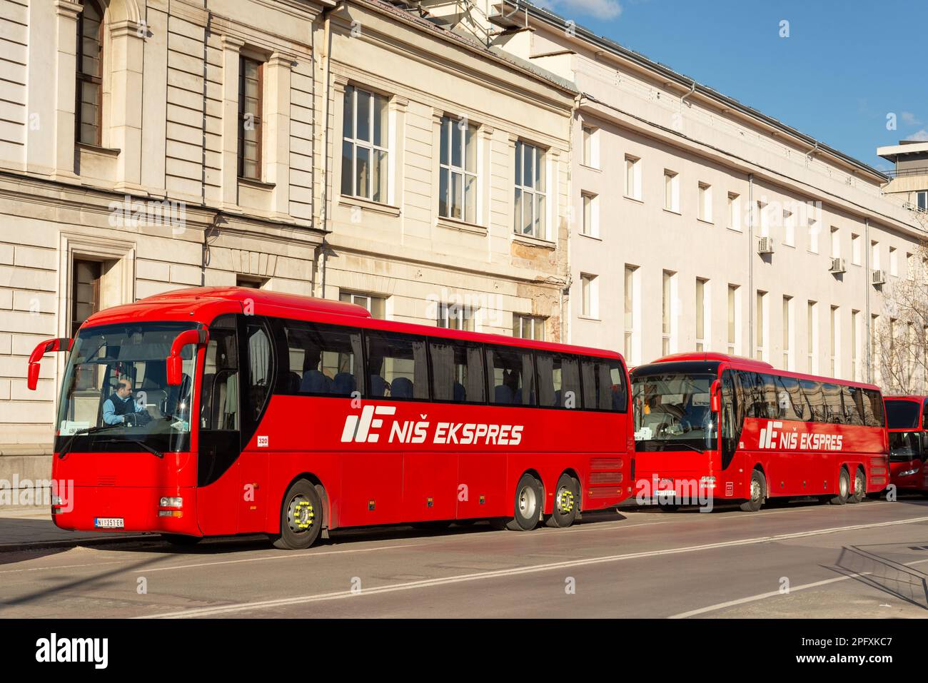 Niš Express-Busse serbischer Reisebüros, die in der Innenstadt von Sofia, Bulgarien, Osteuropa, Balkan, EU abgestellt sind Stockfoto