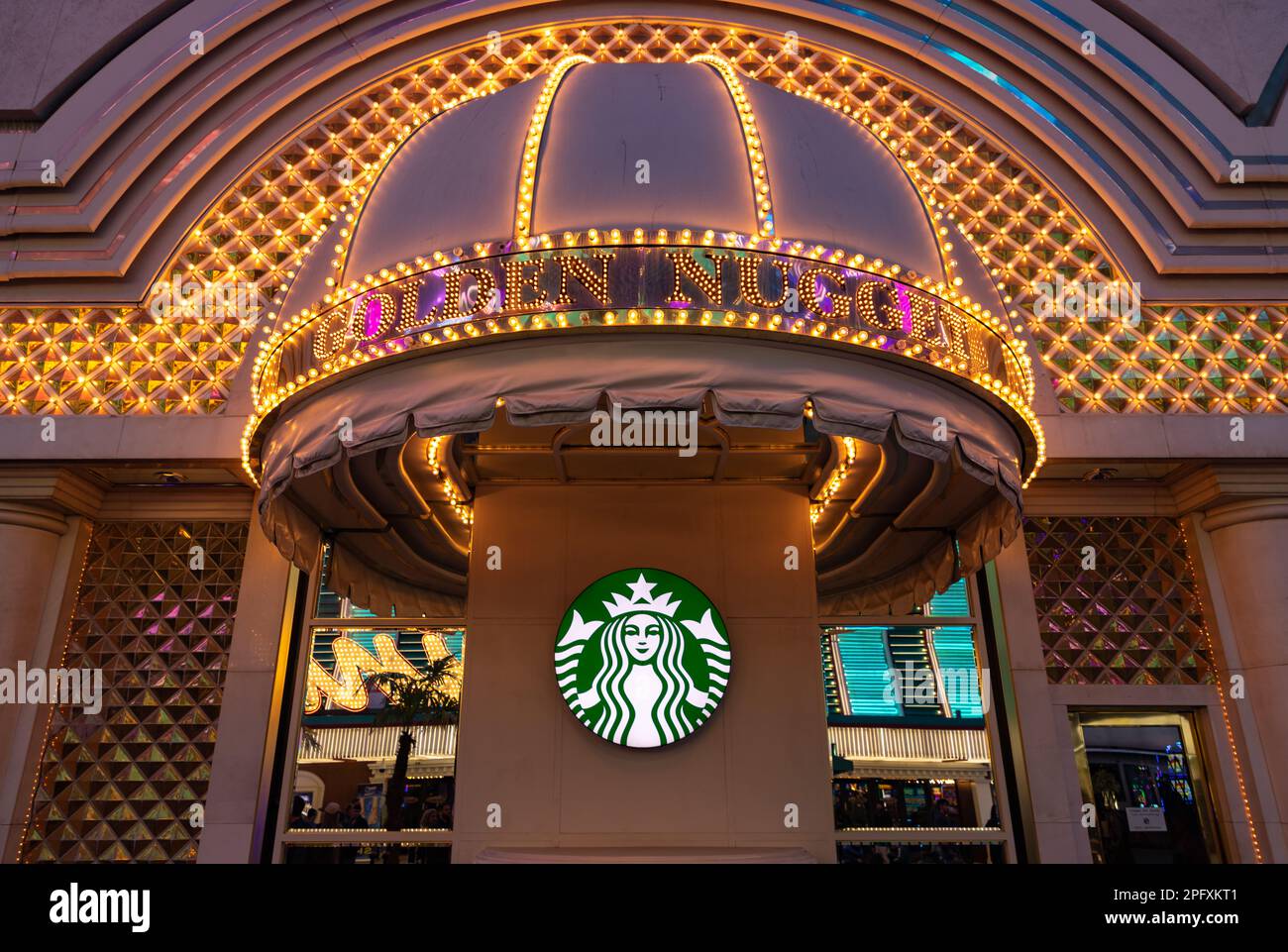 Ein Bild der Neonschilder am Starbucks des Golden Nugget Las Vegas Hotel and Casino. Stockfoto
