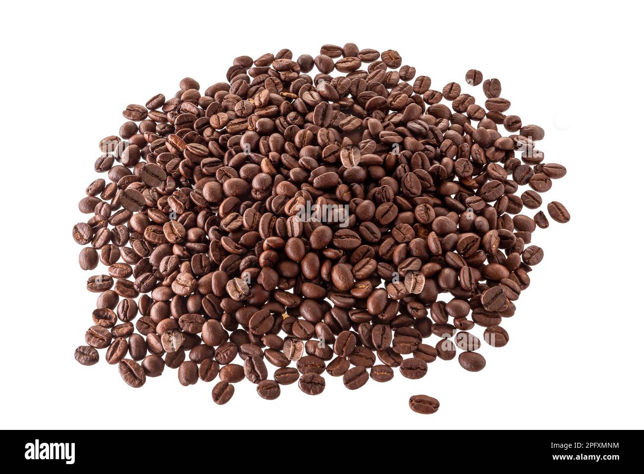 Ein Haufen gerösteter Kaffeebohnen, isoliert auf weiß, mit Schneideweg im Lieferumfang enthalten Stockfoto