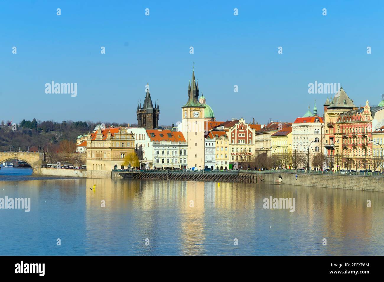 Blick auf den Ufer der Moldau in Prag, wunderschöne historische Gebäude, Karlsbrücke Stockfoto