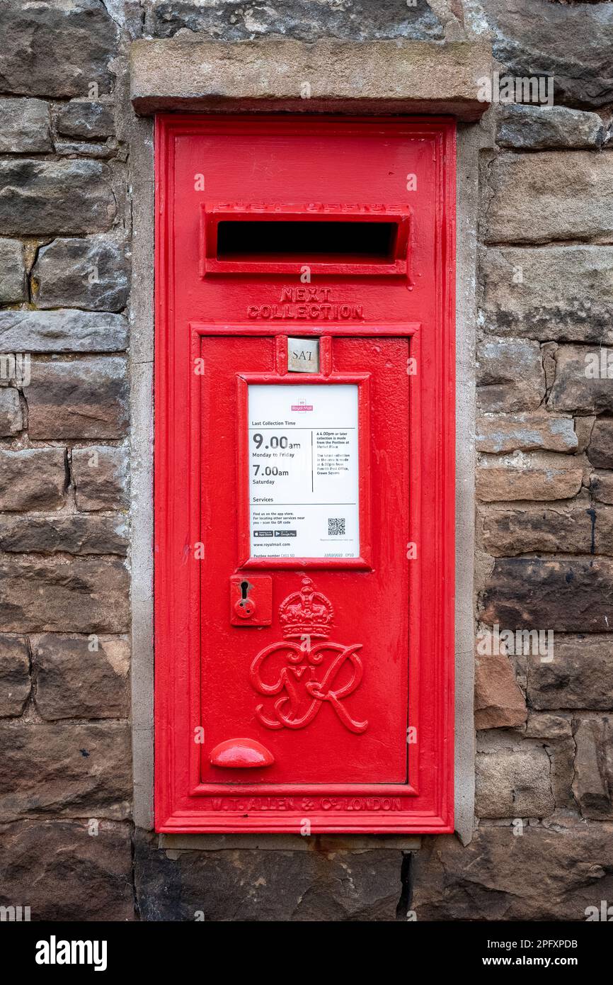 „Changing Times“, Post und Royal, eingebettet in eine Sandsteinmauer, Brunswick Square, Penrith, Cumbria, Großbritannien Stockfoto