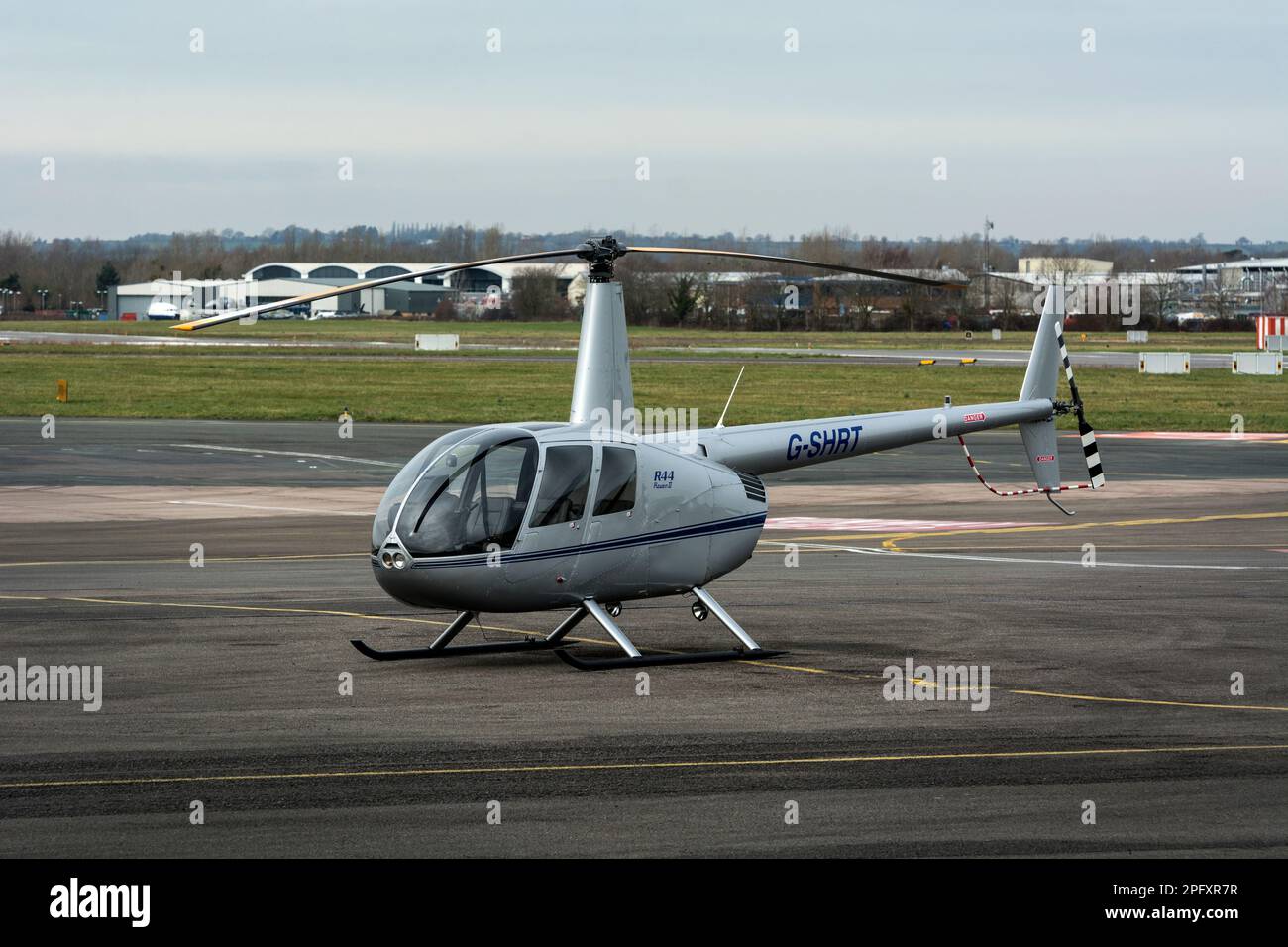 Robinson R44 Raven II (G-SHRT) in Staverton, Gloucestershire, England, Großbritannien Stockfoto