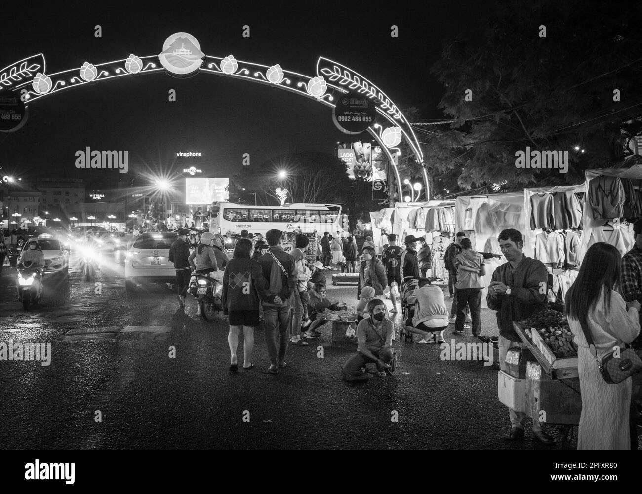 Ein allgemeiner Überblick über Menschen und Verkehr auf dem Nachtmarkt in Dalat, Vietnam. Stockfoto