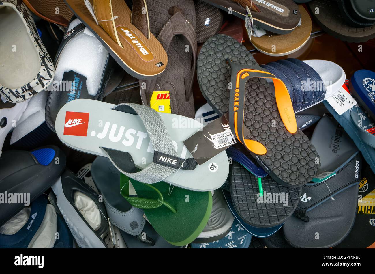 Adidas fälschung -Fotos und -Bildmaterial in hoher Auflösung – Alamy