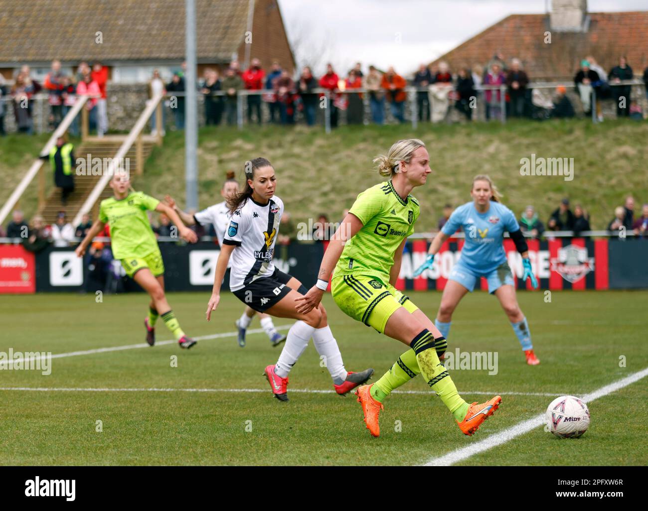 Martha Thomas von Manchester United jagt den Ball während des Viertelfinalspiels des Vitality Women FA Cup in der Dripping Pan, Lewes. Foto: Sonntag, 19. März 2023. Stockfoto