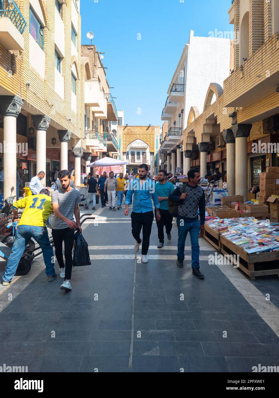 Bagdad, Irak - 27. Februar 2023: Portrait View of Mutanabbi Street, bekannt für Curbside Book Selling. Es ist das historische Zentrum des Buchhandels. Stockfoto