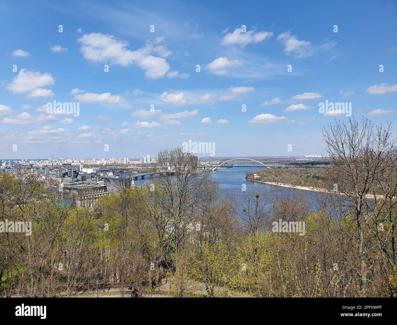 Blick auf das historische Viertel Podil, die geschäftige Stadt Kiew, und den majestätischen Fluss Dnipro vom Aussichtspunkt des Volodymyrska Hügels. Die Stockfoto