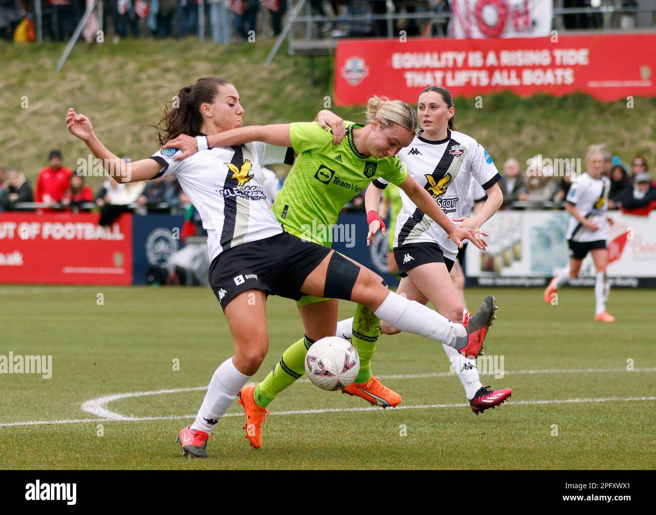 Ellie Mason (links) von Lewes und Martha Thomas von Manchester United kämpfen beim Viertelfinale des Vitality Women's FA Cup in der Dripping Pan, Lewes um den Ball. Foto: Sonntag, 19. März 2023. Stockfoto