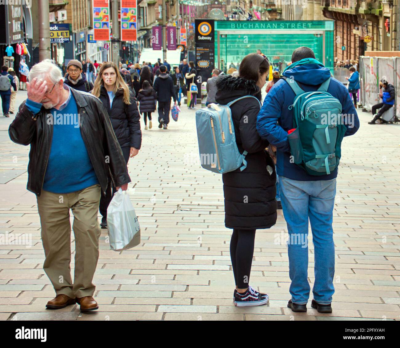 Glasgow, Schottland, Vereinigtes Königreich, 19. März 2023. UK Weather: Sonnig im Stadtzentrum am Nachmittag gingen die Einheimischen auf die Straßen. Die elegante Meile der buchanan Street, der Einkaufshauptstadt schottlands. Credit Gerard Ferry/Alamy Live News Stockfoto