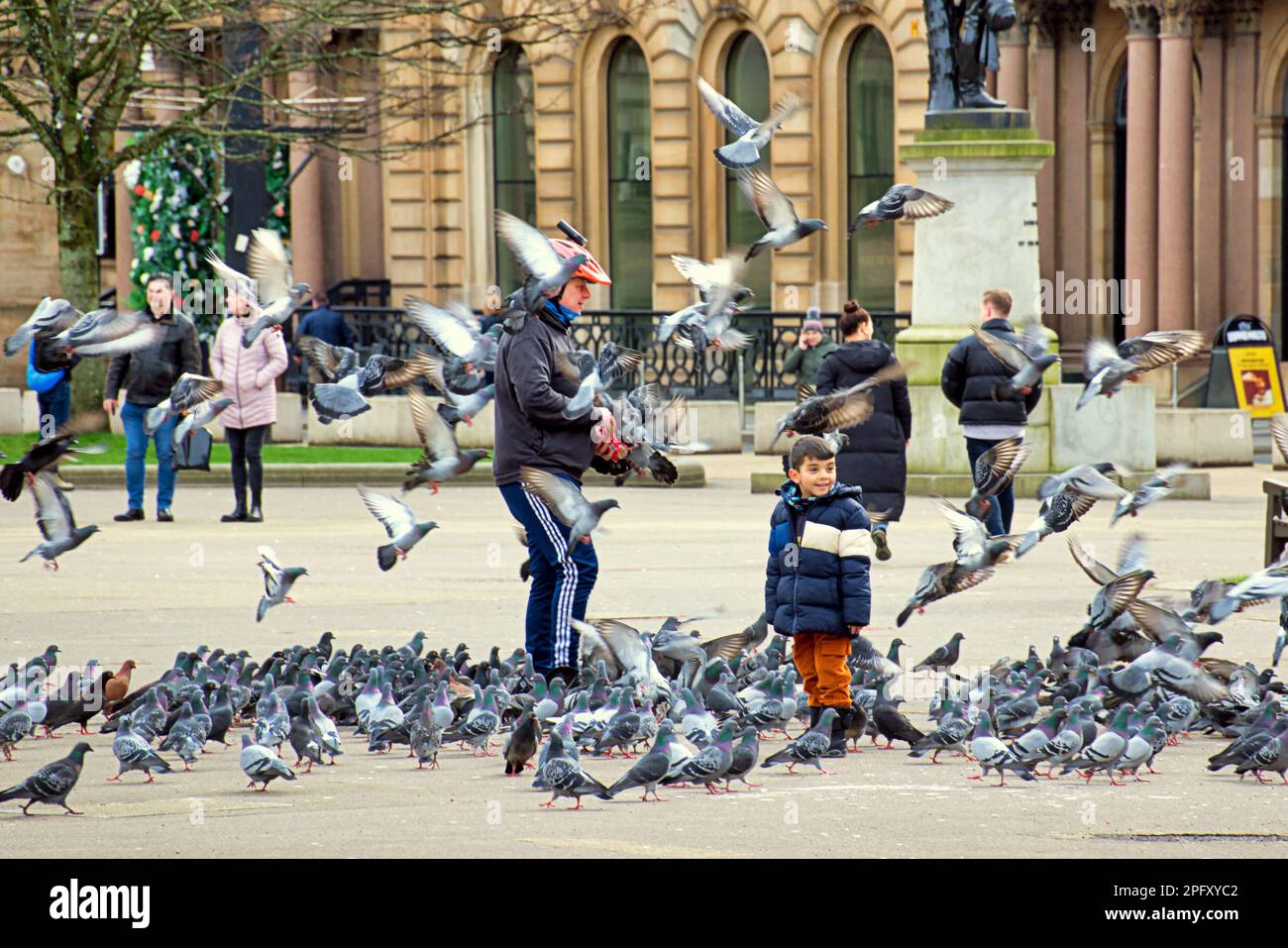 Glasgow, Schottland, Vereinigtes Königreich, 19. März 2023. UK Weather: Sonnig im Stadtzentrum am Nachmittag gingen die Einheimischen auf die Straßen. George Square hat ein ziemliches Problem damit, dass Leute die fliegenden Ratten füttern und eine Bevölkerungsexplosion verursachen. Credit Gerard Ferry/Alamy Live News Stockfoto