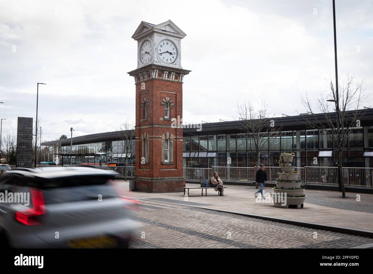 Außenansicht des Zuganges zum Altrincham Tram and Train Station, Trafford, Greater Manchester März 2023 Bild: Garyroberts/worldwidefeatures.com Stockfoto