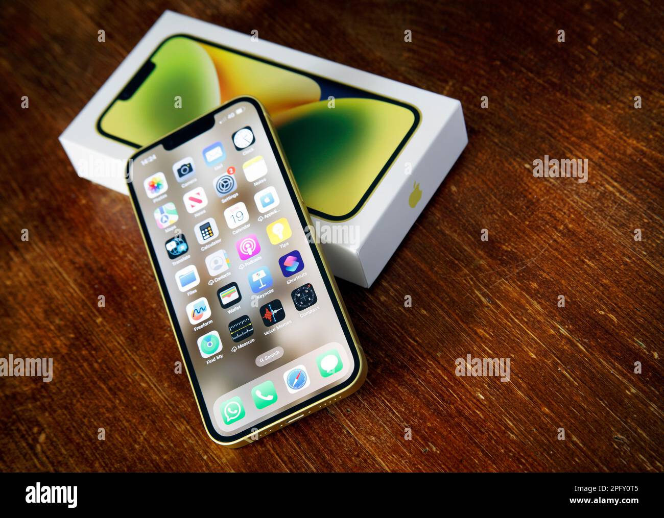 Das neueste iPhone 14 in Gelb Stockfoto
