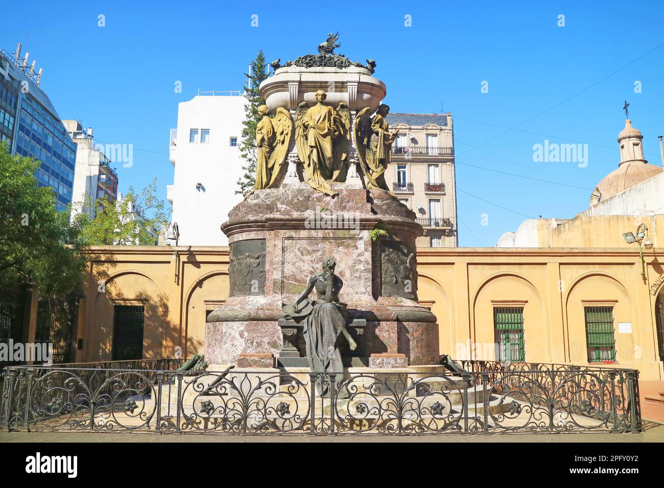 Wunderschönes Mausoleum von General Manuel Belgrano, dem argentinischen Nationalhelden im Santo Domingo Kloster, Buenos Aires, Argentinien, Südamerika Stockfoto