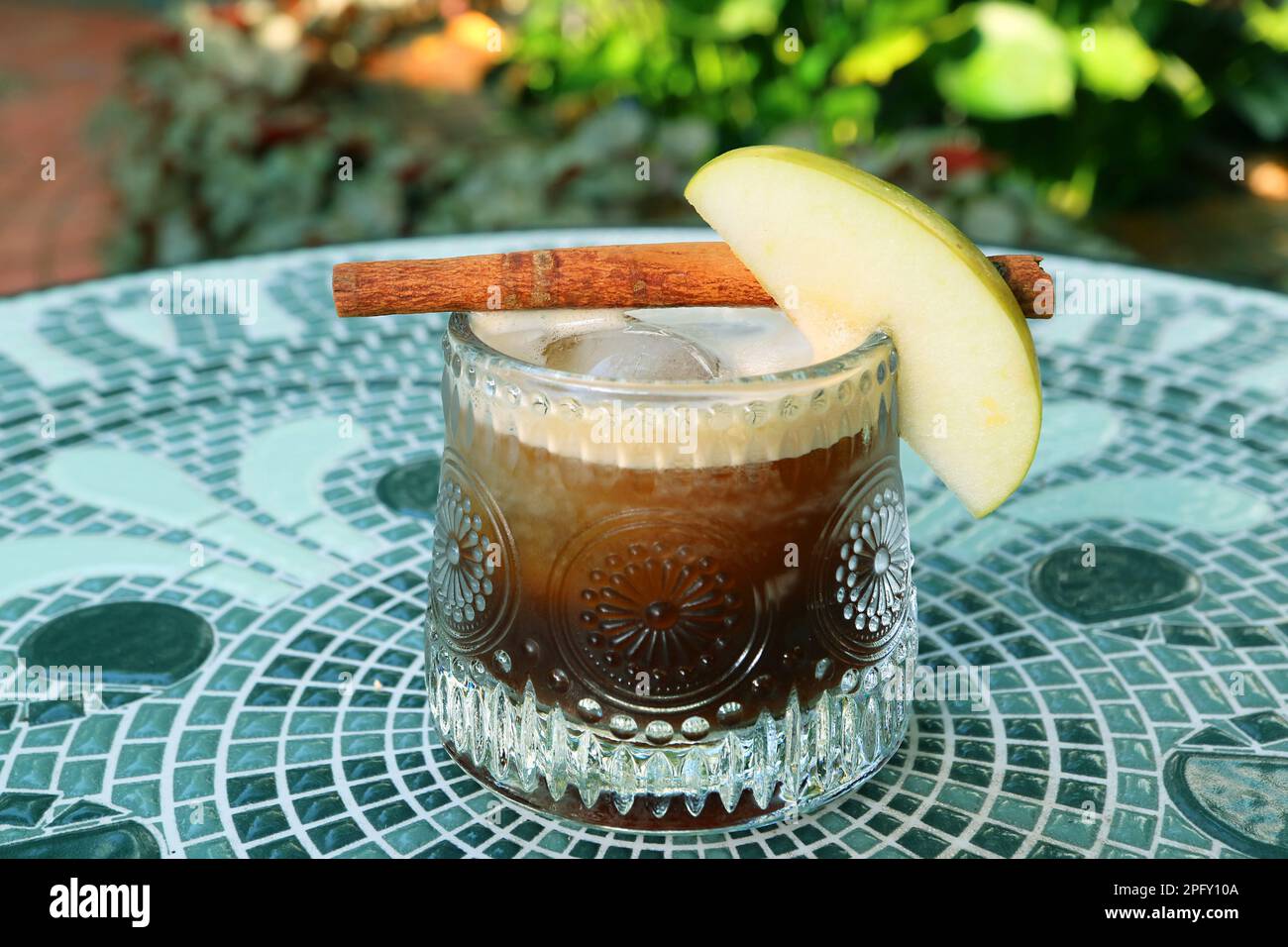 Ein Glas Apfelzimttee auf dem Tisch Stockfoto