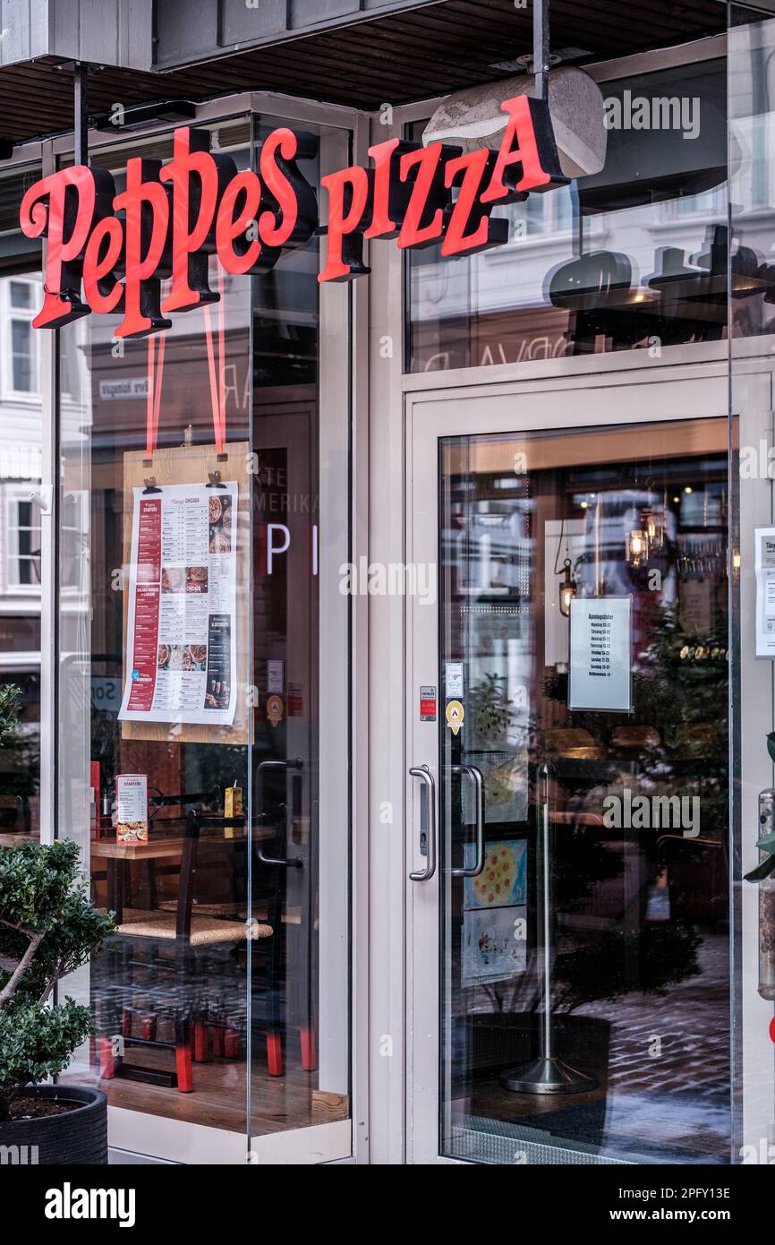 Stavanger, Norwegen, März 10 2023, Downtown Stavanger Branch Of Peppes Pizza Restaurant With No People Stockfoto
