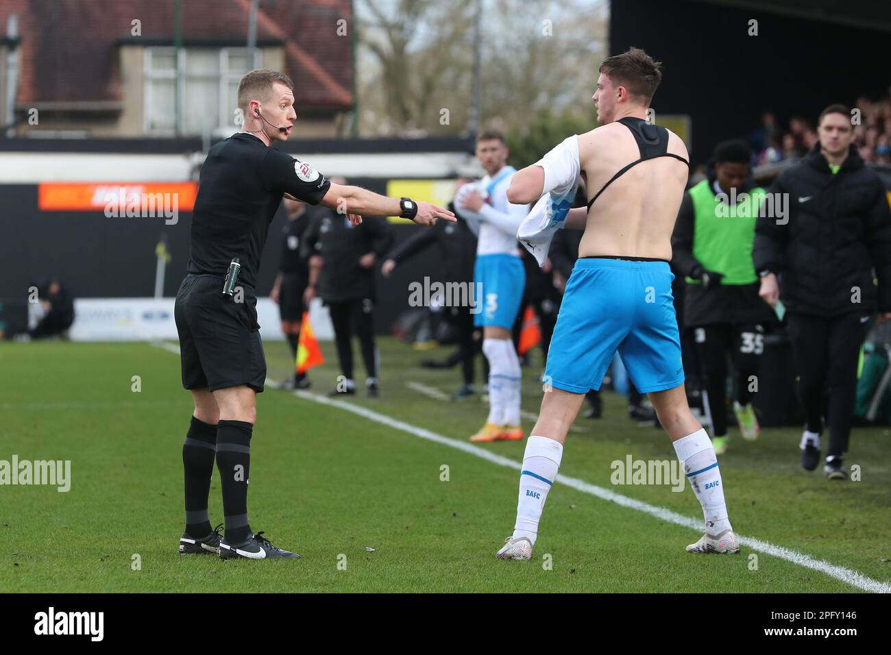 Der Schiedsrichter will Finnie sagt Barrow's Rory Feely, dass er während des Spiels Sky Bet League 2 zwischen Harrogate Town und Barrow in der Wetherby Road, Harrogate, am Samstag, den 18. März 2023 das Hemd abseits des Spielfelds wechseln soll. (Foto: Mark Fletcher | MI News) Guthaben: MI News & Sport /Alamy Live News Stockfoto