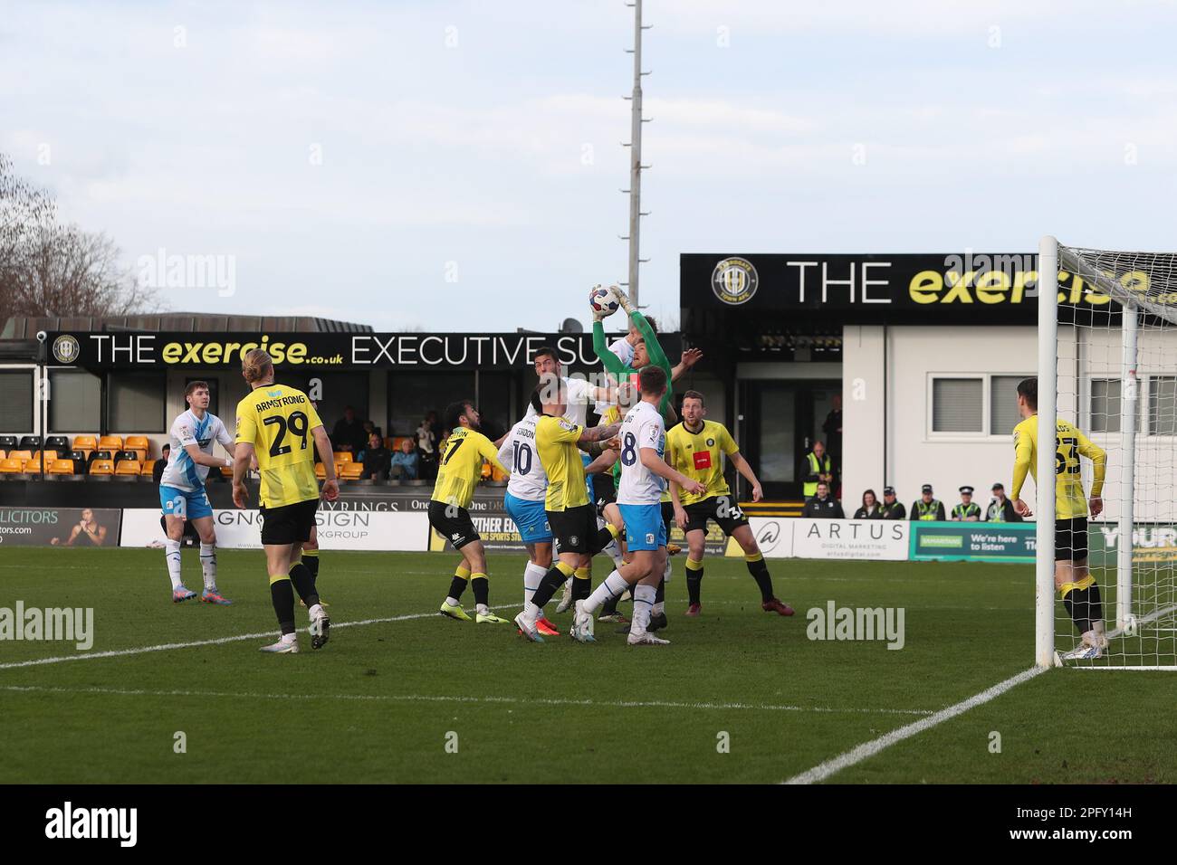 Mark Oxley von Harrogate Town erhält den Ball mit Barrows Freistoß während des Spiels der Sky Bet League 2 zwischen Harrogate Town und Barrow in der Wetherby Road, Harrogate, am Samstag, den 18. März 2023. (Foto: Mark Fletcher | MI News) Guthaben: MI News & Sport /Alamy Live News Stockfoto