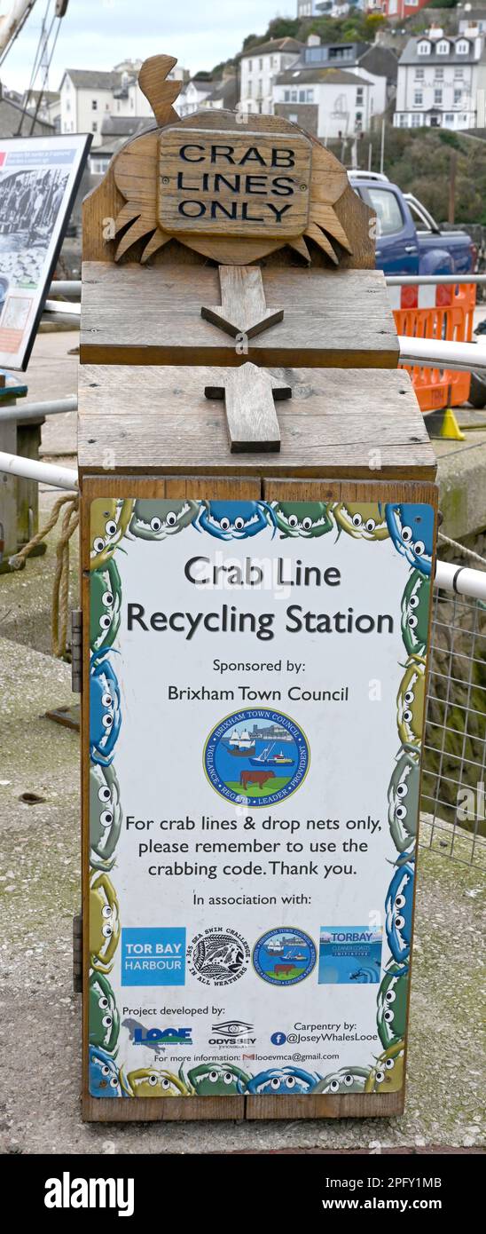 Umweltzeichen und -Station am Brixham-Kai für das Recycling von Krabbenlinien, Brixham, Devon, England, Großbritannien Stockfoto