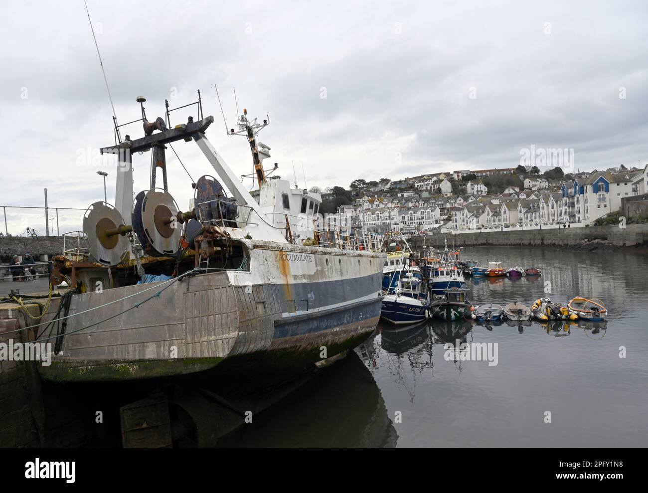Fischerboote in Brixham Harbour, Brixham, Devon, England, Großbritannien. Stockfoto