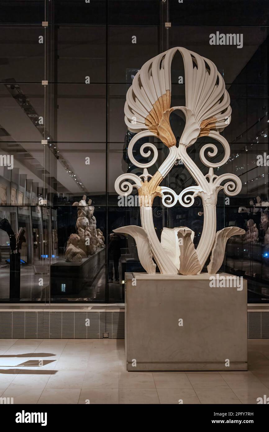 Ein Stück Dachverzierung des Parthenon-Tempels, wie Sie bei einem nächtlichen Besuch des Akropolis-Museums in Athen, Griechenland, Europa sehen. Stockfoto