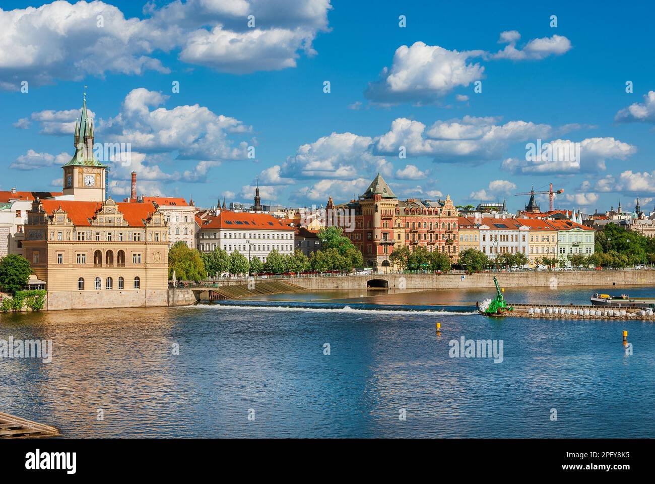 Prag wunderschöne Uferpromenade an der Moldau von der Karlsbrücke aus Stockfoto