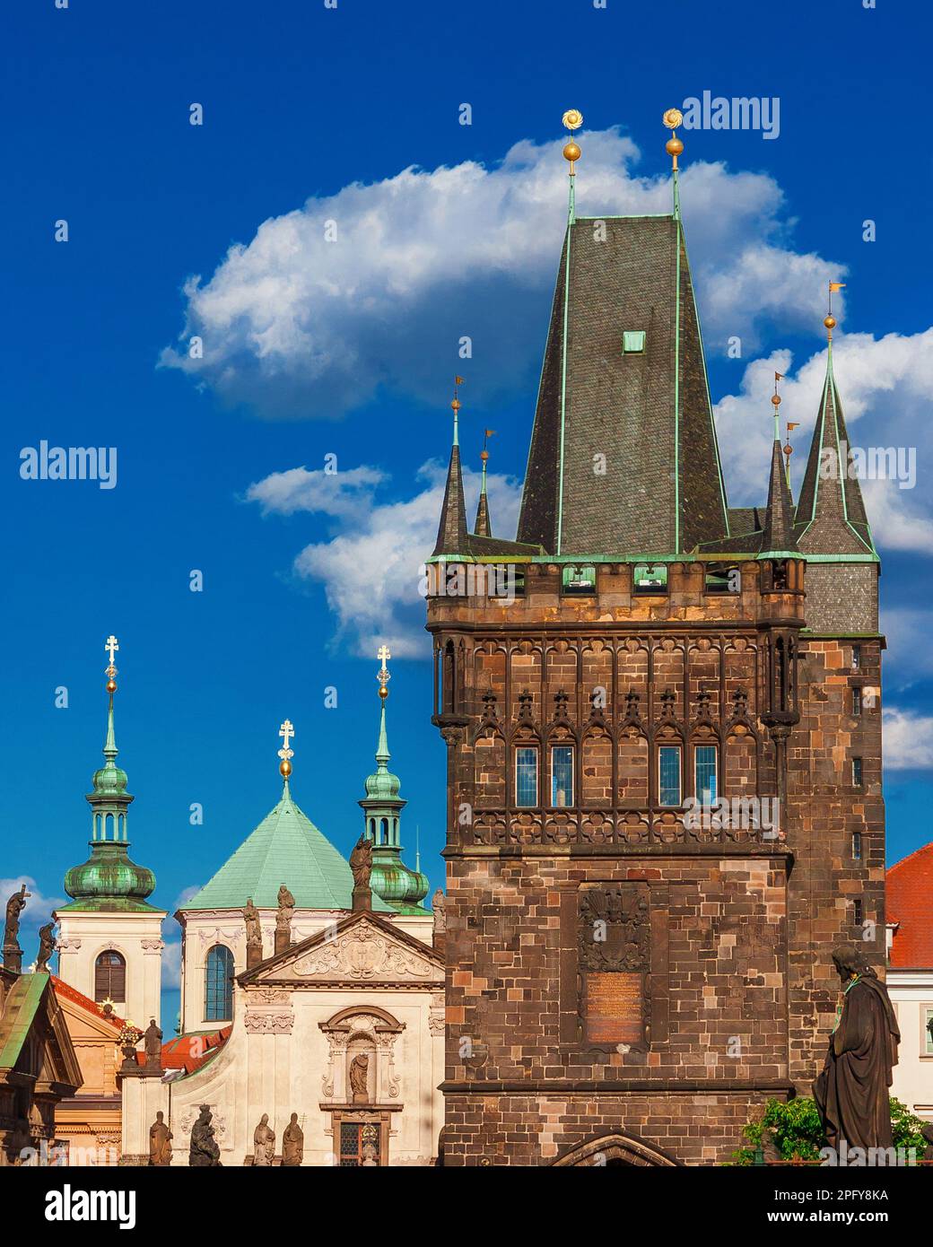 Prag Altstadt wunderschöne Architektur mit barocken Zwiebelkuppeln und mittelalterlichem Altstädter Brückenturm Stockfoto