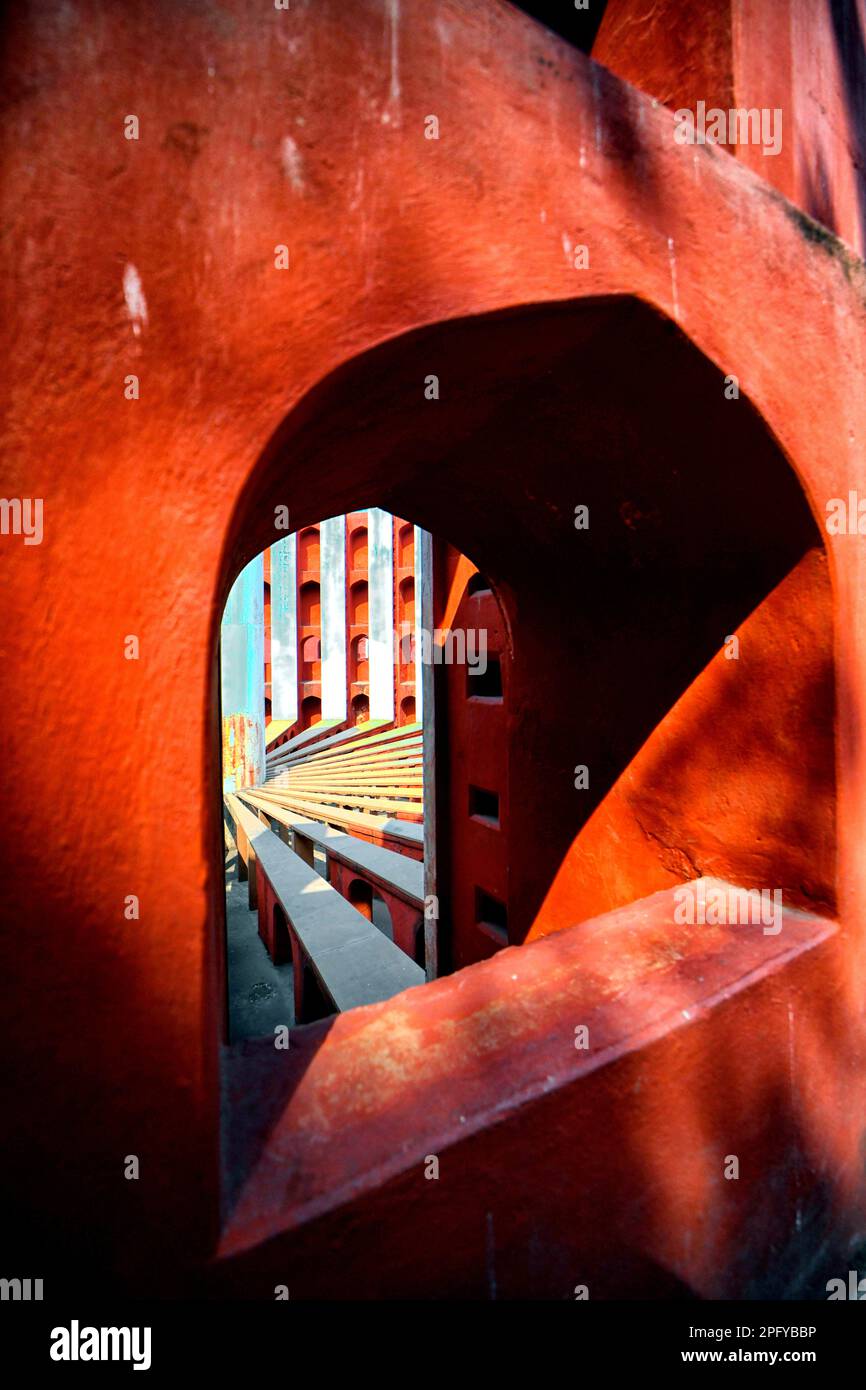 Neu-Delhi, Indien. 27. Februar 2023. Jantar Mantar aus einer anderen Perspektive. Das Jantar Mantar ist eine Sammlung architektonischer astronomischer Instrumente, erbaut 1724 von Maharaja Sawai Jai Singh. Das Observatorium besteht aus dreizehn großen geometrischen Geräten zur Zeitmessung, Vorhersage von Sonnenfinsternis, Verfolgung der Position der Sterne als Erdumlaufbahn um die Sonne, Ermittlung der Verwindung von Planeten und Bestimmung der Himmelshöhen und verwandten Ephemeriden. (Foto: Avishek das/SOPA Images/Sipa USA) Guthaben: SIPA USA/Alamy Live News Stockfoto
