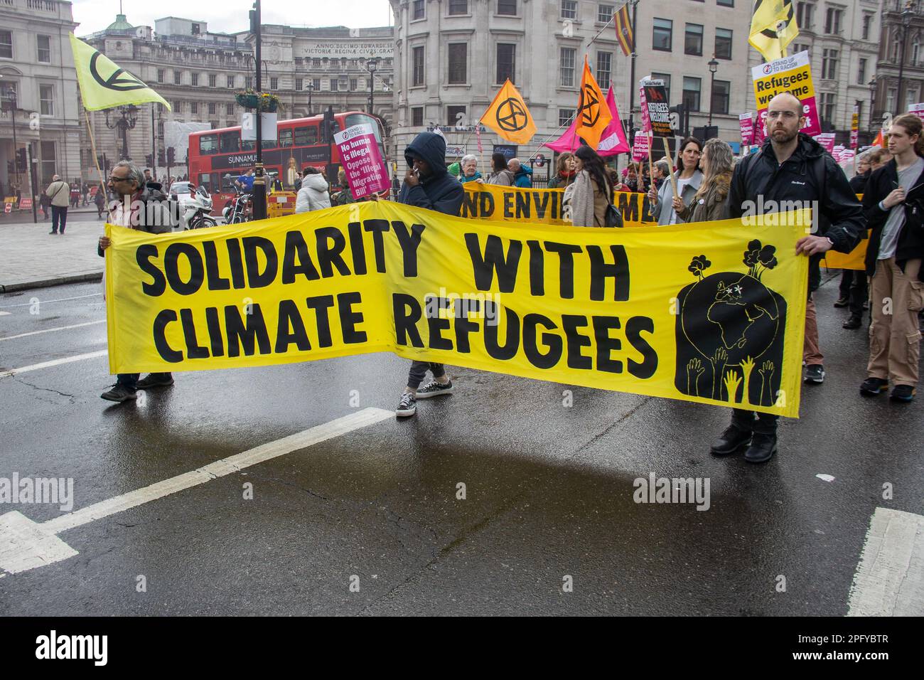 Tausende von Demonstranten aus unterschiedlichen Hintergründen versammelten sich in der Londoner Innenstadt, um gegen Rassismus zu protestieren. Stockfoto