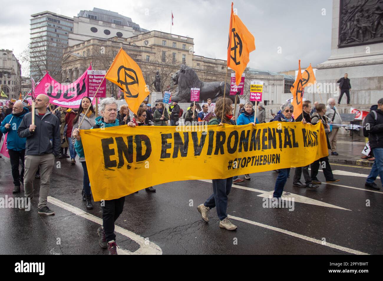 Tausende von Demonstranten aus unterschiedlichen Hintergründen versammelten sich in der Londoner Innenstadt, um gegen Rassismus zu protestieren. Stockfoto