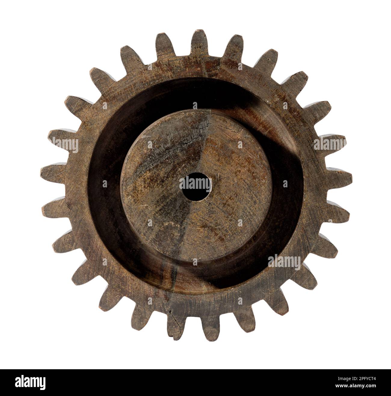 Braunes symmetrisches Jahrgang-Zahnrad aus Holz isoliert auf weißem Hintergrund als Teil des alten Mechanismus Stockfoto